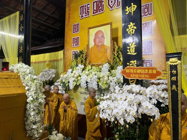 Hữu nhiễu kim quan
