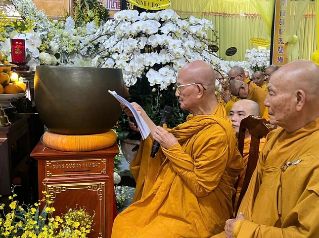 Trưởng lão Hòa thượng Thích Giác Giới tuyên đọc lời tưởng niệm của Trung ương Giáo hội