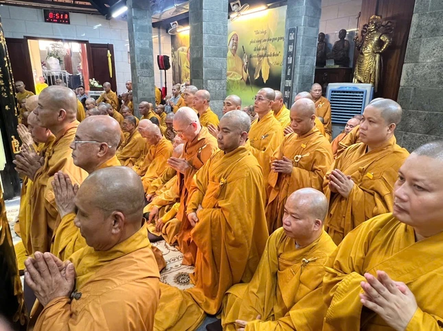 Môn đồ pháp quyến cung đối Giác linh đường tưởng niệm Tôn sư