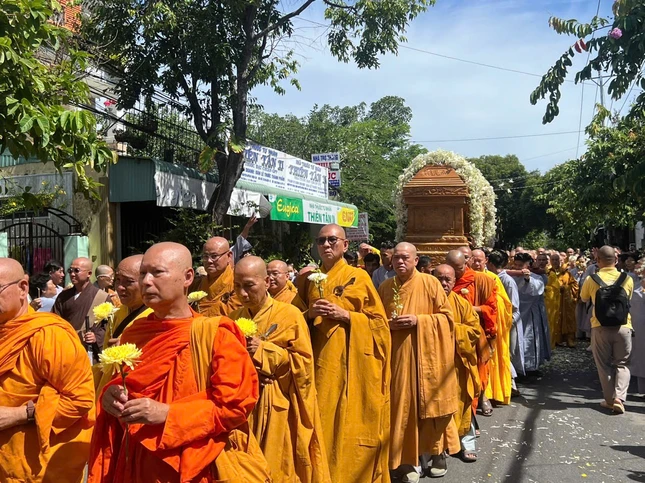 Thành kính tiễn đưa