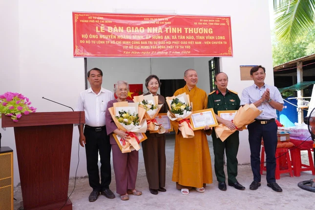 Chính quyền địa phương xã Tân Hào, tỉnh Vĩnh Long tặng hoa tri ân đại diện Ban Trị sự GHPGVN TP.HCM, Bộ Tư lệnh Thành phố và các mạnh thường quân Chính quyền địa phương xã Tân Hào, tỉnh Vĩnh Long tặng hoa tri ân đại diện Ban Trị sự GHPGVN TP.HCM, Bộ Tư lệnh Thành phố và các mạnh thường quân