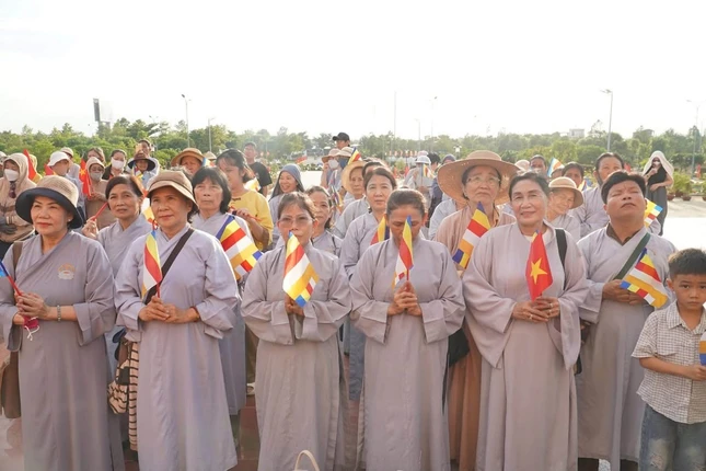 Đông đảo Phật tử cùng tham dự