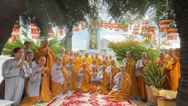 Tăng Ni, Phật tử Khánh Hòa trước bảo tháp tưởng niệm Thánh tử đạo Thích nữ Diệu Quang Tăng Ni, Phật tử Khánh Hòa trước bảo tháp tưởng niệm Thánh tử đạo Thích nữ Diệu Quang