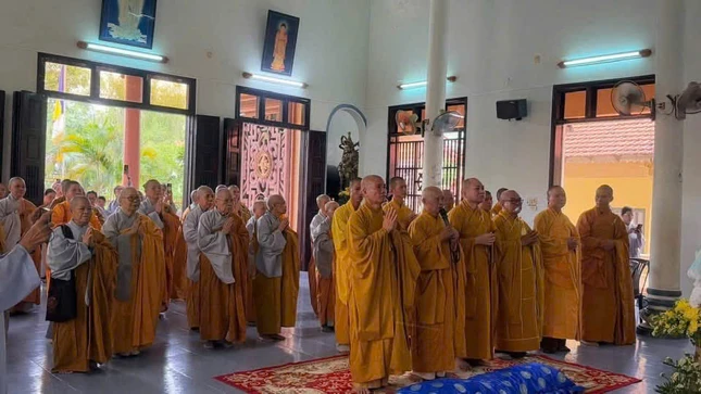 Thắp hương tưởng niệm Thắp hương tưởng niệm