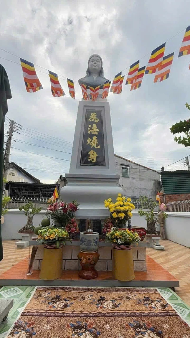 Bảo tháp tưởng niệm Thanh tử đạo Thích nữ Diệu Quang, gần khu vực ga xe lửa Ninh Hòa Bảo tháp tưởng niệm Thanh tử đạo Thích nữ Diệu Quang, gần khu vực ga xe lửa Ninh Hòa