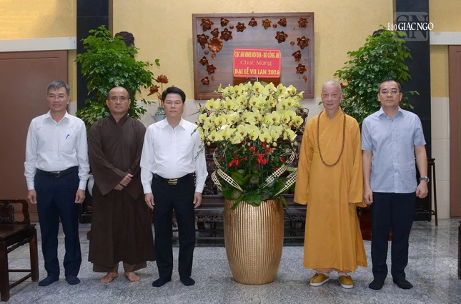 Lãnh đạo Cục An ninh nội địa - Bộ Công an thăm, chúc mừng Đại lễ Vu lan đến Đức Pháp chủ GHPGVN, Đại lão Hòa thượng Thích Trí Quảng Lãnh đạo Cục An ninh nội địa - Bộ Công an thăm, chúc mừng Đại lễ Vu lan đến Đức Pháp chủ GHPGVN, Đại lão Hòa thượng Thích Trí Quảng