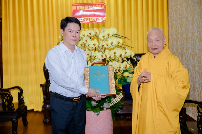 Cục trưởng Cục An ninh nội địa - Bộ Công an thăm, chúc mừng Đại lễ Vu lan đến Trưởng lão Hòa thượng Thích Thiện Nhơn, Phó Pháp chủ HĐCM, Chủ tịch Hội đồng Trị sự GHPGVN - Ảnh: Đăng Huy Cục trưởng Cục An ninh nội địa - Bộ Công an thăm, chúc mừng Đại lễ Vu lan đến Trưởng lão Hòa thượng Thích Thiện Nhơn, Phó Pháp chủ HĐCM, Chủ tịch Hội đồng Trị sự GHPGVN - Ảnh: Đăng Huy