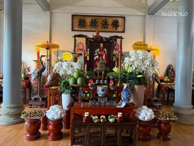 Trước đó, tại tổ đình Long Quang (xã Bà Điểm, TP.HCM), chư tôn đức trong môn phong cũng tổ chức lễ tưởng niệm Tổ sư