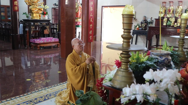 Hòa thượng Thích Thiện Hảo, trụ trì tổ đình Hội Sơn dâng hương trước khi cử hành nghi thức tiên thường