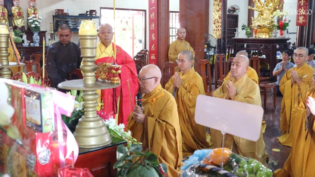 Hòa thượng Thích Quảng Tài, trụ trì chùa Phổ Đà dâng hương kỳ nguyện trước khi cử hành nghi thức chánh kỵ