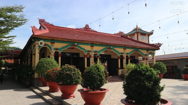 Chánh điện tổ đình Linh Nguyên