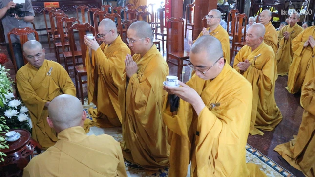 Môn đồ dâng trà cúng dường Tổ sư