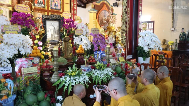 Dâng phạn thực cúng dường Tổ sư