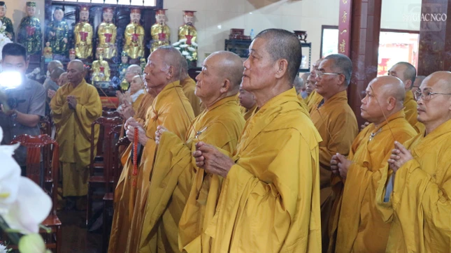 Chư tôn giáo phẩm dâng hương tưởng niệm