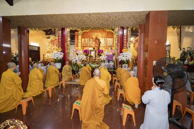 Tối ngày 27-7-Bính Ngọ, môn đồ vân tập Tổ đường trì tụng kinh Di giáo - Ảnh: Thiện Phước