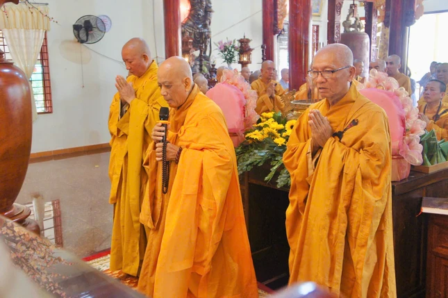 Chư tôn đức cử hành nghi thức cúng ngọ theo truyền thống Nam bộ
