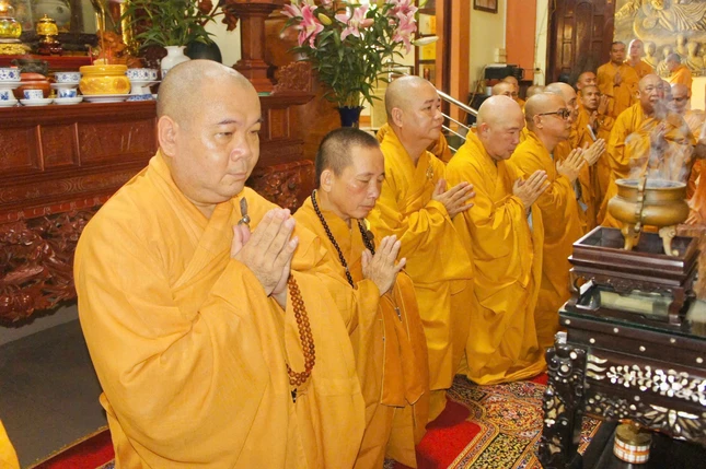 Môn đồ đảnh lễ hầu kỵ