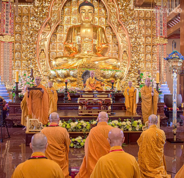 Cung thỉnh Đức Pháp chủ, Tuyên Luật sư Đại giới đàn Thanh Kiểm thăng tòa khai đạo giới tử