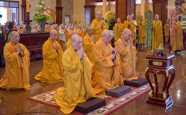 Hòa thượng Thích Lệ Trang, Phó Chủ tịch HĐTS, Trưởng ban Trị sự Phật giáo TP.HCM, Trưởng ban Kiến đàn Đại giới đàn Thanh Kiểm tác bạch cầu thỉnh Đức Pháp chủ, Tuyên Luật sư khai đạo giới tử