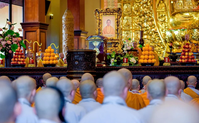 Một lòng hướng về Đức Pháp chủ, vị lãnh đạo tối cao của giáo hội về Đạo pháp và giới luật để thính pháp