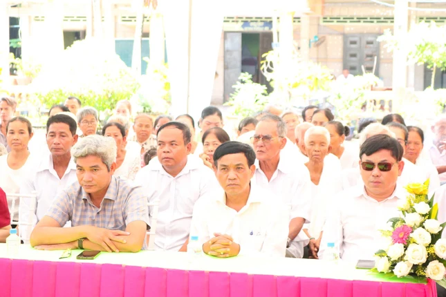Đại diện Lãnh đạo địa phương tham dự buổi lễ Đại diện Lãnh đạo địa phương tham dự buổi lễ
