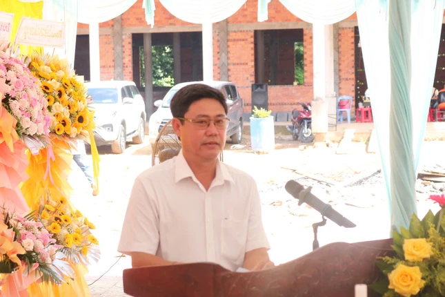 Ông Huỳnh Minh Toàn, đại diện lãnh đạo địa phương phát biểu chúc mừng Đại đức Youttiviriyo (Thạch Nhựt Trường), tân trụ trì chùa Phro Hút Ông Huỳnh Minh Toàn, đại diện lãnh đạo địa phương phát biểu chúc mừng Đại đức Youttiviriyo (Thạch Nhựt Trường), tân trụ trì chùa Phro Hút