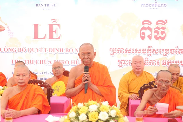 Hoà thượng Thạch Sok Xane ban đạo từ Hoà thượng Thạch Sok Xane ban đạo từ