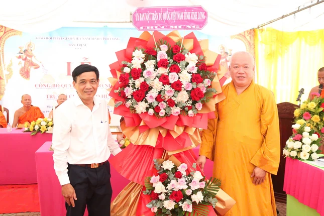 Lãnh đạo Uỷ ban Mặt trận Tổ quốc Việt Nam tỉnh Vĩnh Long tặng hoa chúc mừng Lãnh đạo Uỷ ban Mặt trận Tổ quốc Việt Nam tỉnh Vĩnh Long tặng hoa chúc mừng