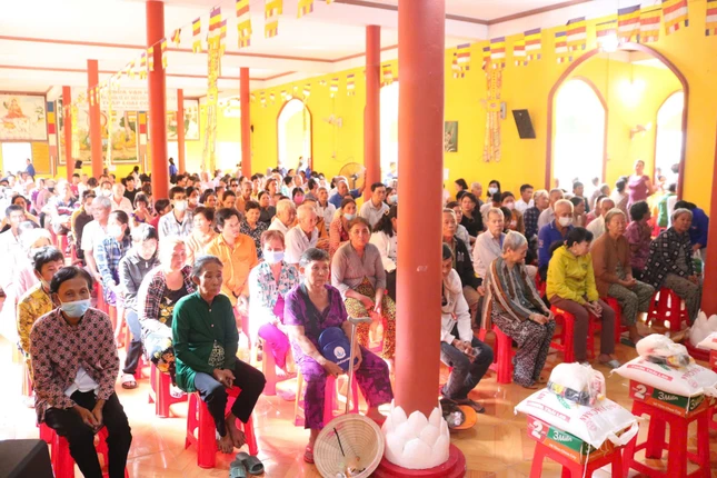 Đoàn tặng 400 phần quà đến bà con tại địa phương