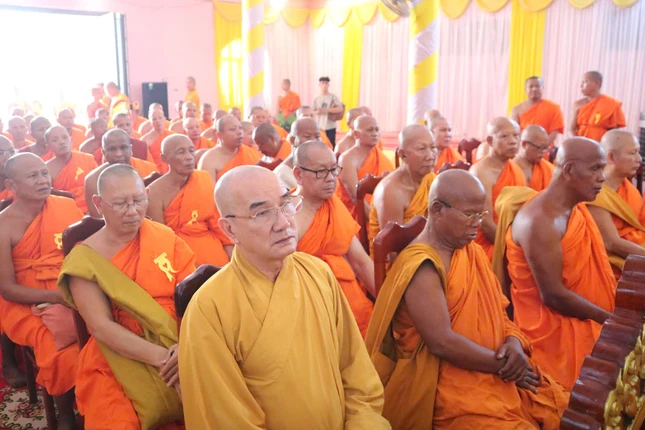 Chư tôn đức Thường trực Ban Trị sự Phật giáo tỉnh Vĩnh Long chứng minh buổi lễ Chư tôn đức Thường trực Ban Trị sự Phật giáo tỉnh Vĩnh Long chứng minh buổi lễ