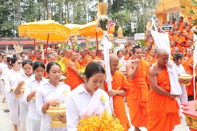Đông đảo chư Tăng và Phật tử tiễn biệt Hòa thượng Kim Ngọc Toàn Đông đảo chư Tăng và Phật tử tiễn biệt Hòa thượng Kim Ngọc Toàn