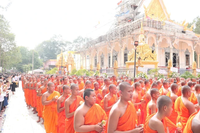 Chư Tăng cung tiễn Hòa thượng Kim Ngọc Toàn đến đài trà-tỳ Chư Tăng cung tiễn Hòa thượng Kim Ngọc Toàn đến đài trà-tỳ