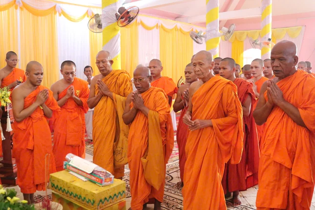 Trưởng lão hòa thượng Chau Ty chứng minh buổi lễ Trưởng lão hòa thượng Chau Ty chứng minh buổi lễ