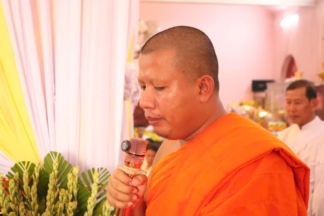 Đại đức Kim Chane Tha thay mặt Ban Tổ chức Lễ tang và môn đồ pháp quyến cung tuyên tiểu sử Hòa thượng Kim Ngọc Toàn Đại đức Kim Chane Tha thay mặt Ban Tổ chức Lễ tang và môn đồ pháp quyến cung tuyên tiểu sử Hòa thượng Kim Ngọc Toàn