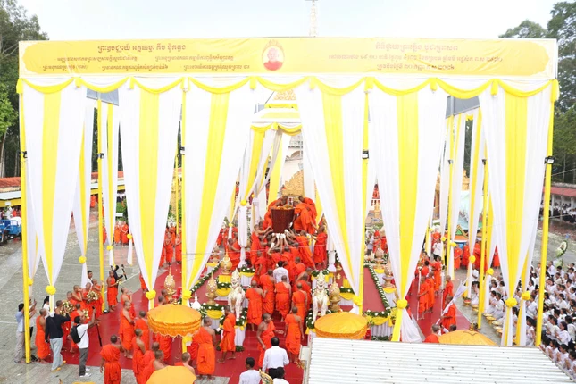 An trí kim quan tại đài trà-tỳ để chuẩn bị cử hành nghi thức trà-tỳ theo truyền thống Phật giáo Nam tông Khmer vào tối nay An trí kim quan tại đài trà-tỳ để chuẩn bị cử hành nghi thức trà-tỳ theo truyền thống Phật giáo Nam tông Khmer vào tối nay