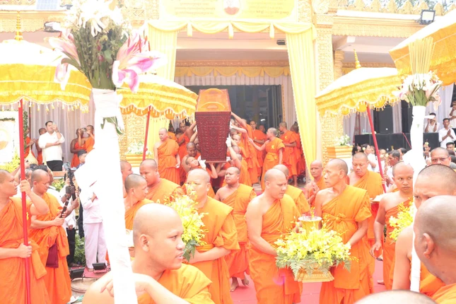 Cung thỉnh kim quan Hòa thượng Kim Ngọc Toàn đến đài trà-tỳ Cung thỉnh kim quan Hòa thượng Kim Ngọc Toàn đến đài trà-tỳ