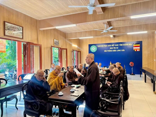 Thượng tọa Thích Thiện Phước, Phó Trưởng ban kiêm Chánh Thư ký Ban Trị sự Phật giáo tỉnh báo cáo