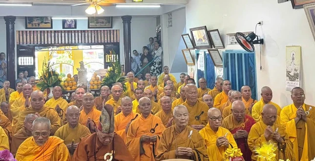 Chư tôn Trưởng lão Hoà thượng dâng hương tưởng niệm Chư tôn Trưởng lão Hoà thượng dâng hương tưởng niệm
