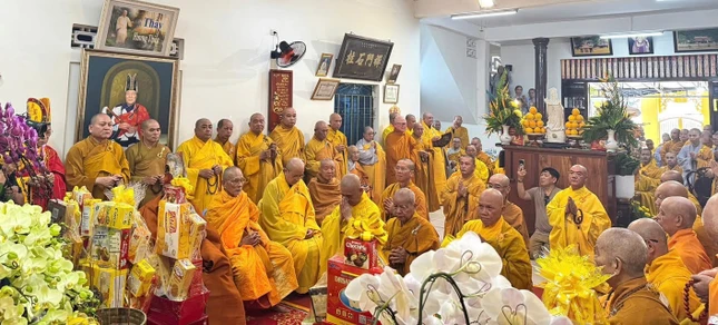 Môn đồ pháp quyến cung đối Tổ đường cử hành nghi thức tưởng niệm Môn đồ pháp quyến cung đối Tổ đường cử hành nghi thức tưởng niệm