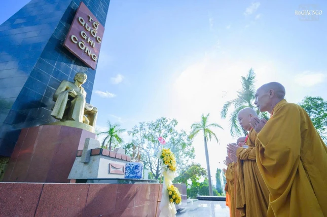 Dâng hương tưởng niệm tại Nghĩa trang Liệt sĩ Hòn Dung