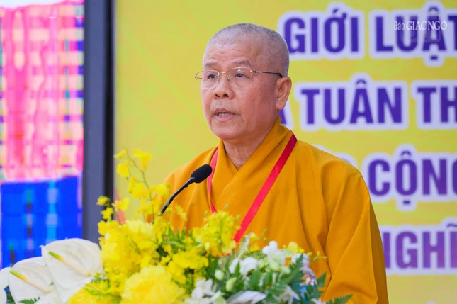 Thượng tọa Thích Thông Huệ trình bày tham luận