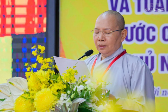 Ni sư Thích nữ Chơn Toàn trình bày tham luận