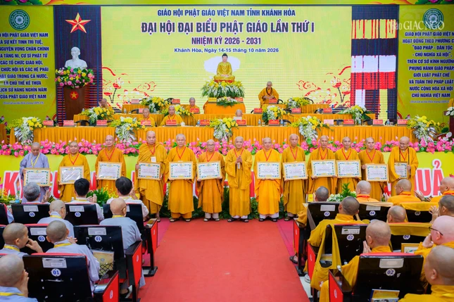Tặng Bằng tuyên dương công đức đến các cá nhân tiêu biểu