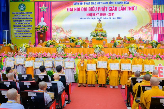 Các cá nhân có đóng góp cho Phật sự tỉnh nhà nhận Bằng tuyên dương công đức