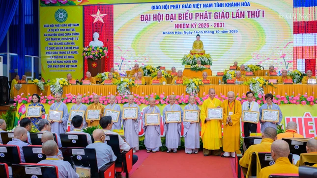 Ban Trị sự Phật giáo tỉnh Khánh Hòa tặng Bằng công đức các cá nhân có nhiều đóng góp Phật sự