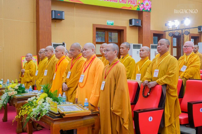 Đại biểu tham dự phiên đầu tiên của đại hội