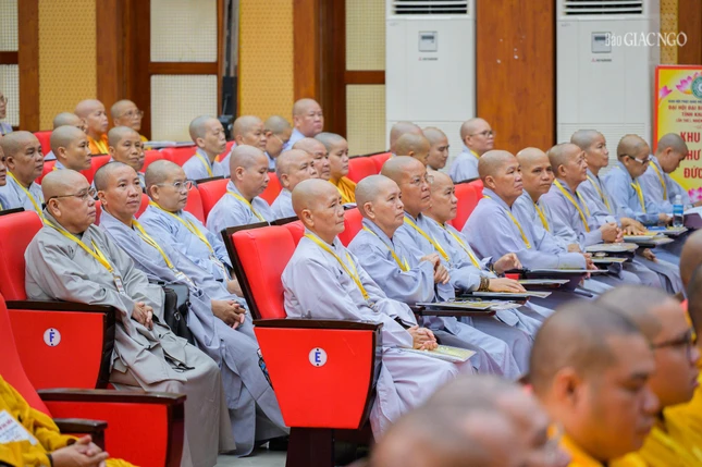Đại biểu nghe báo cáo tham luận