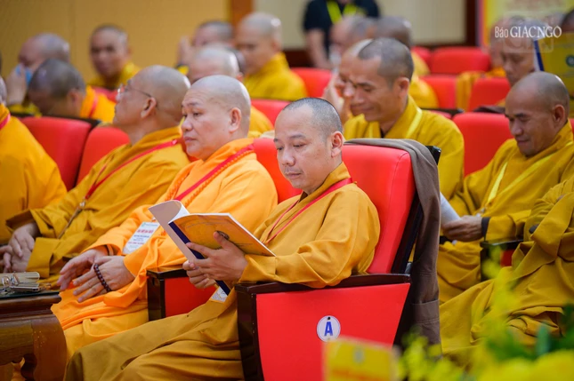 Các đại biểu tập trung nghiên cứu tài liệu trong phần thảo luận