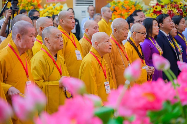 Đại hội thực hiện nghi thức hành chính chào Quốc kỳ và Đạo kỳ Đại hội thực hiện nghi thức hành chính chào Quốc kỳ và Đạo kỳ
