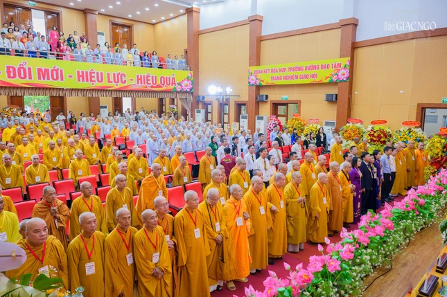 Đại hội thực hiện nghi thức tâm linh truyền thống của Phật giáo trước khi bước vào phiên chính thức Đại hội thực hiện nghi thức tâm linh truyền thống của Phật giáo trước khi bước vào phiên chính thức